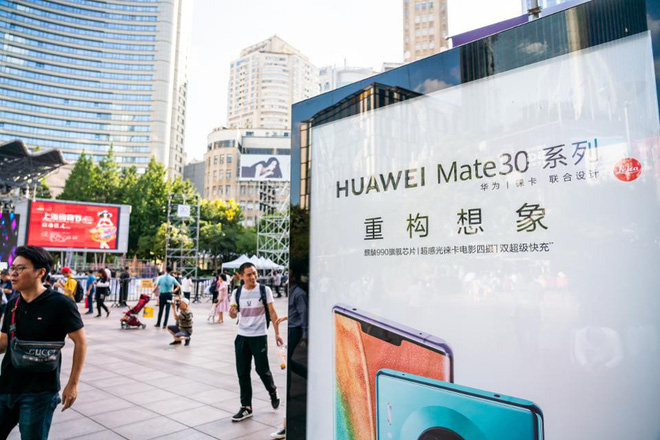 Người Trung Quốc xếp hàng mua điện thoại mới của Huawei - Ảnh 1.