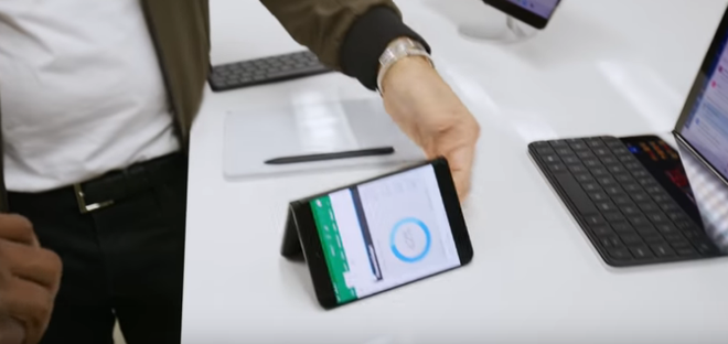 Cận cảnh Microsoft Surface Duo: Smartphone hai màn hình gập, bản lề độc đáo, thiết kế ấn tượng - Ảnh 7.