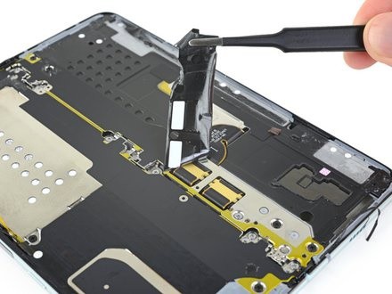 iFixit tiến hành mổ bụng Galaxy Fold để xem Samsung đã sửa nó như thế nào - Ảnh 10.