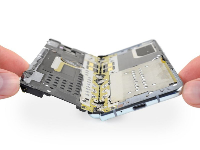 iFixit tiến hành mổ bụng Galaxy Fold để xem Samsung đã sửa nó như thế nào - Ảnh 11.