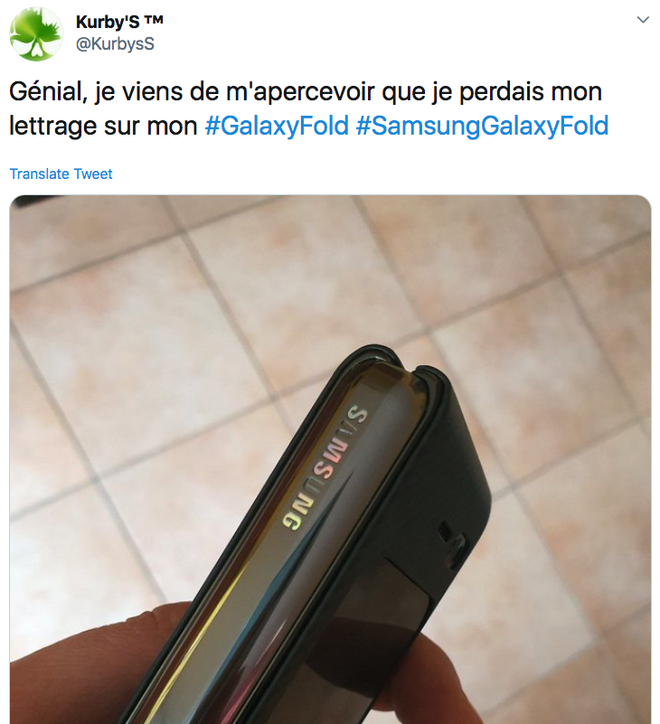 Galaxy Fold bị bong chữ Samsung chỉ sau vài tuần sử dụng - Ảnh 1.