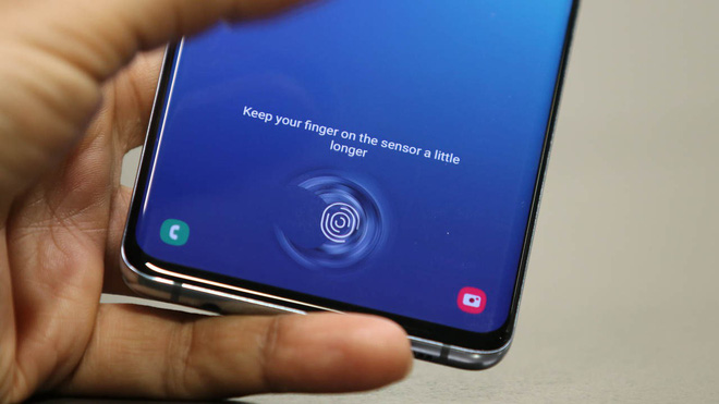 Mang Galaxy S10 đi dán màn hình xong, người phụ nữ hốt hoảng vì bất kỳ ai cũng có thể qua mặt vân tay siêu âm của máy - Ảnh 3.