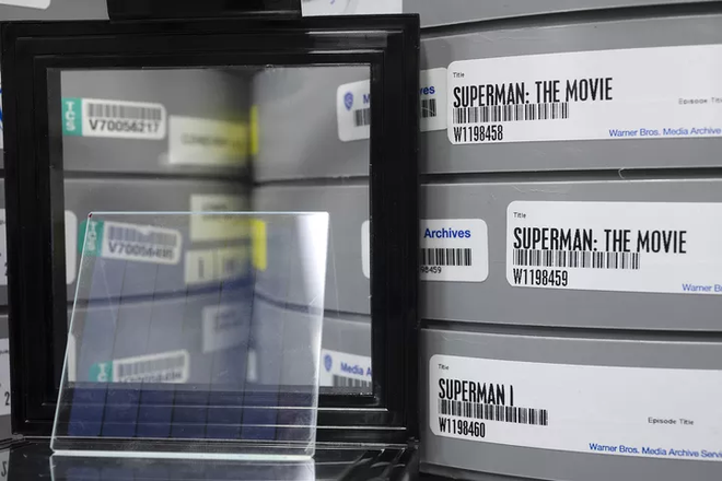 Microsoft lưu trữ thành công bộ phim Superman vào một miếng kính, mở ra cánh cửa tương lai cho ngành bảo quản dữ liệu - Ảnh 3.