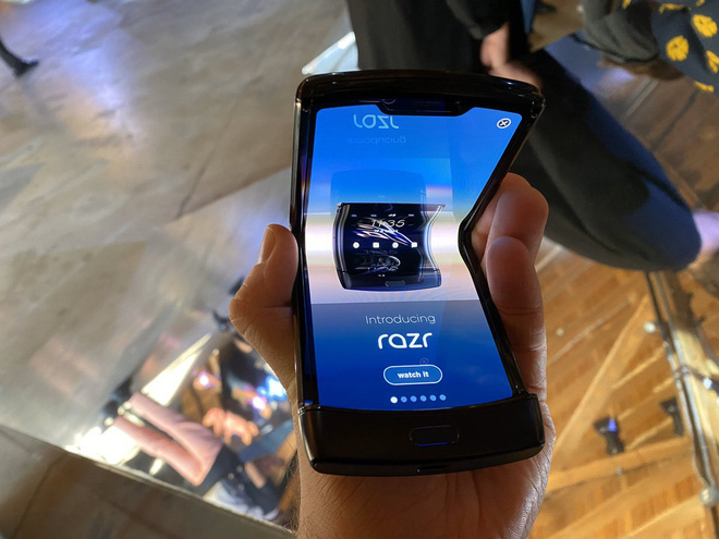 Sở hữu thiết kế màn hình gập đầy ấn tượng, nhưng Motorola RAZR 2019 sẽ khó thành công vì điểm yếu chí mạng sau - Ảnh 4.