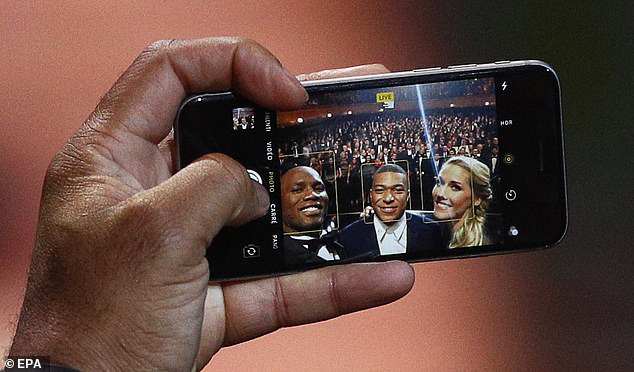 Siêu sao bóng đá Didier Drogba dùng iPhone 6s - Ảnh 3.