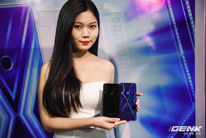 Cận cảnh Honor 9X chính thức tại Việt Nam: thiết kế toàn màn hình, 3 camera AI 48MP, giá 6,29 triệu đồng - Ảnh 8.