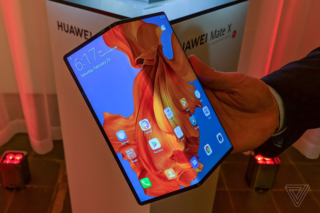 Huawei bán được hơn 100.000 chiếc Mate X trong tháng đầu tiên - Ảnh 1.
