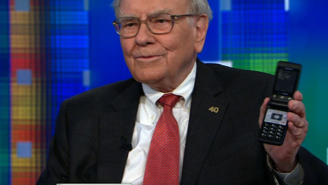 Tỷ phú Warren Buffett cuối cùng cũng bỏ điện thoại gập để dùng iPhone - Ảnh 2.
