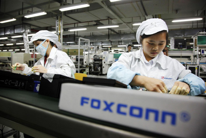 Foxconn treo thưởng 1.000 USD để tuyển dụng người lao động mới cho nhà máy lắp ráp iPhone - Ảnh 1.