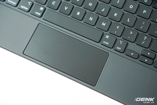 Trên tay và trải nghiệm nhanh bàn phím Magic Keyboard hơn 10 triệu đồng của iPad Pro: rất nặng, lắp vào dày hơn MacBook Pro 13, bù lại phím gõ rất sướng tay - Ảnh 10.