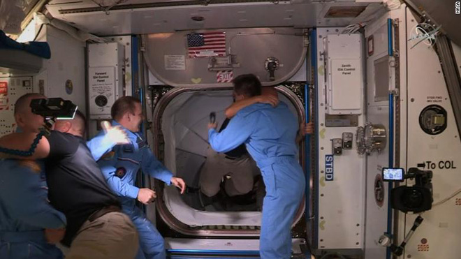 Tàu vũ trụ Crew Dragon của SpaceX lắp ghép thành công với trạm ISS, hoàn toàn tự động - Ảnh 2.