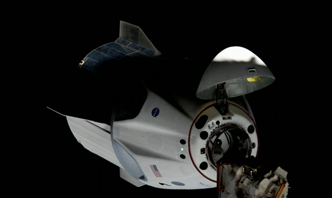 Tàu vũ trụ Crew Dragon của SpaceX lắp ghép thành công với trạm ISS, hoàn toàn tự động - Ảnh 1.