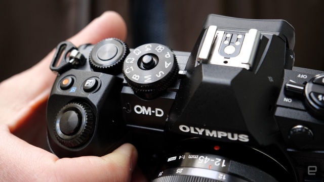 Olympus từ bỏ mảng kinh doanh máy ảnh, bán lại cho công ty đã từng mua VAIO - Ảnh 1.