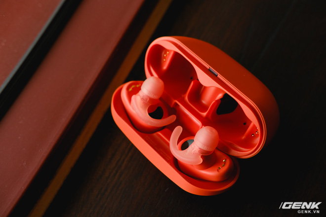 Mở hộp tai nghe Sony WF-SP800N: Màu sắc trẻ trung, chống ồn chủ động, kháng nước và mồ hôi khi tập luyện thể thao, giá 4,79 triệu đồng - Ảnh 6.