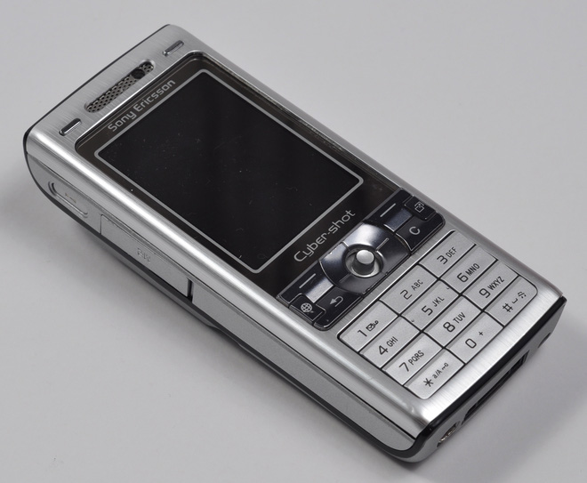 Nhìn lại Sony Ericsson K800: Chiếc điện thoại vừa ngầu vừa đa tài, bằng chứng cho một thời huy hoàng của Sony Ericsson - Ảnh 1.