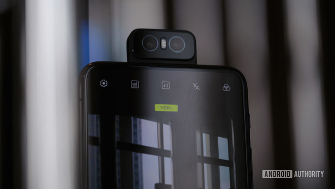 Asus Zenfone 7 lộ ảnh thực tế với cụm 3 camera xoay lật, cảm biến vân tay dưới màn hình - Ảnh 1.