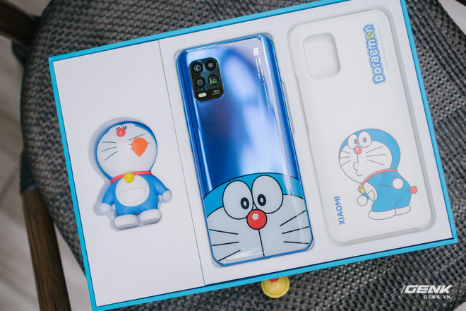 Mở hộp smartphone Doraemon giá gần 10 triệu đồng của Xiaomi - Ảnh 3.