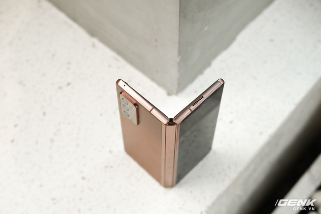 Mở hộp điện thoại gập đôi không gãy của Samsung: Cái gì cũng đẹp, mỗi tội giá dễ ngất - Ảnh 7.