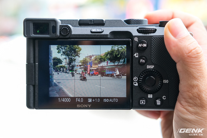 Trên tay chiếc máy ảnh Full Frame nhỏ nhất của Sony tại Việt Nam: Đẹp, nhẹ và mạnh mẽ - Ảnh 6.