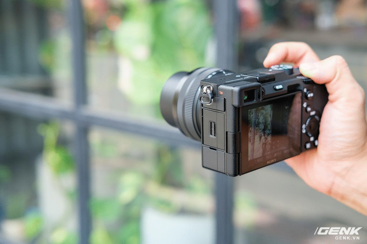 Trên tay chiếc máy ảnh Full Frame nhỏ nhất của Sony tại Việt Nam: Đẹp, nhẹ và mạnh mẽ - Ảnh 10.