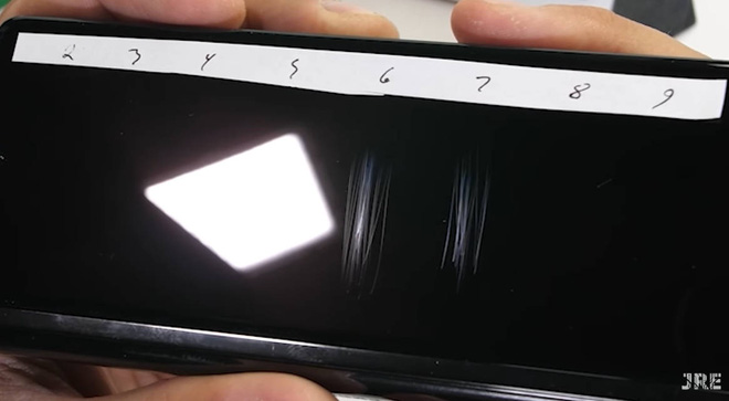 Galaxy Z Fold 2 đã vượt qua được bài kiểm tra bụi bẩn mà bản tiền nhiệm đã phải bó tay - Ảnh 3.