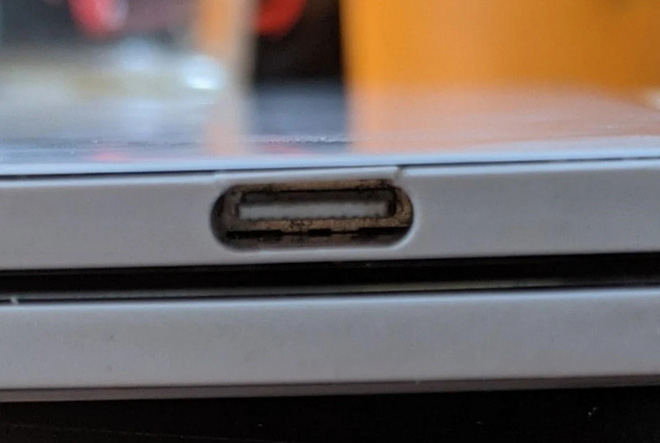 Người dùng kêu ca vì Microsoft Surface Duo dễ bị nứt xung quanh cổng USB-C - Ảnh 1.