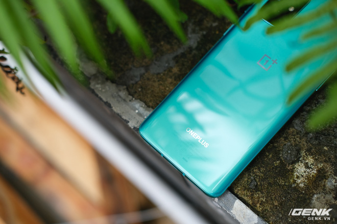 Ảnh thực tế OnePlus 8T tại Việt Nam: Bản cắt giảm nhẹ từ OnePlus 8 Pro, cấu hình gần như giữ nguyên, được kèm sạc siêu nhanh 65W, giá 18,99 triệu đồng - Ảnh 2.