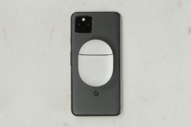 Google Pixel 5 tự động biến thành một chiếc đế sạc không dây khi cắm cáp USB-C - Ảnh 1.