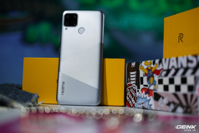 Trên tay Realme C15 tại Việt Nam: Thiết kế giống C12, thêm 1 camera sau, tăng thêm 1GB RAM, chạy Snapdragon 460, giá 4,19 triệu đồng - Ảnh 2.