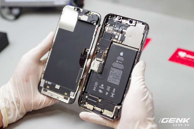 Mổ bụng iPhone 12 Pro Max tại Việt Nam: pin chữ L dung lượng 3.687mAh, camera sau vừa to vừa dài - Ảnh 1.