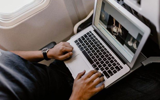 Cục Hàng không tiếp tục cấm sử dụng Macbook Pro 15 inch trên máy bay - Ảnh 1.