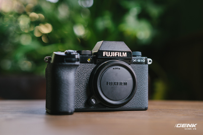 Trên tay Fuji X-S10: Máy ảnh Fujifilm dành cho người chưa từng dùng Fujifilm - Ảnh 1.