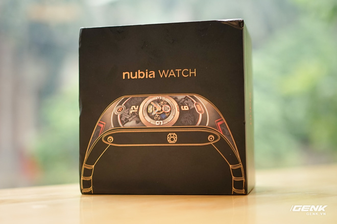 Trên tay Nubia Watch: Smartwatch màn hình uốn dẻo siêu dị không dành cho người bình thường - Ảnh 1.
