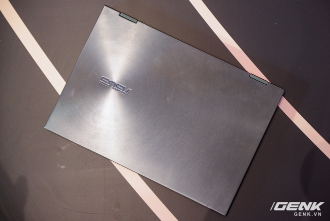 ASUS trình làng bộ đôi Zenbook Flip: thiết kế siêu mỏng, có thể gập mở 360 độ, màn hình OLED giá từ 26 triệu đồng - Ảnh 4.