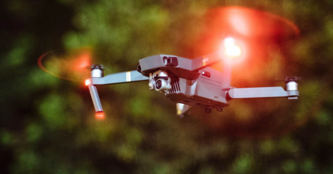 Một người đàn ông đối mặt nguy cơ vào tù và bị phạt 250.000 USD vì đâm drone quay phim vào máy bay cảnh sát - Ảnh 1.