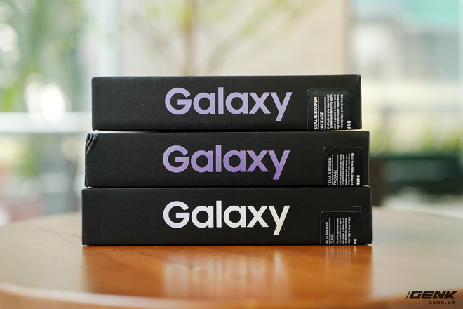 Mở hộp bộ ba Galaxy S21: Từ hộp đến máy mọi thứ đều mỏng gọn, S21 Ultra có màu Bạc Ngẫu Hứng rất đẹp - Ảnh 2.
