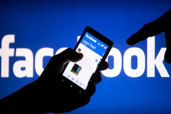 Mark Zuckerberg nhượng bộ, nhưng rắc rối của Facebook chỉ mới bắt đầu - Ảnh 1.