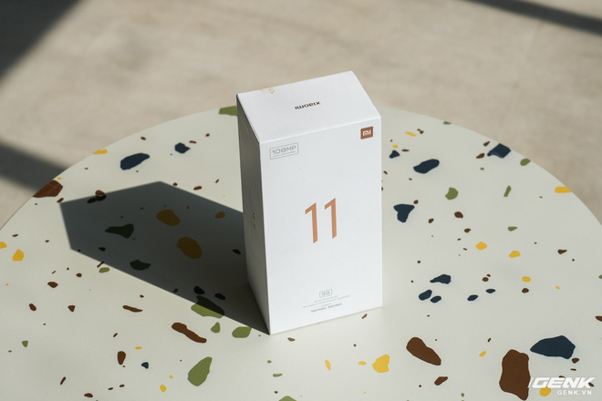 Mở hộp và cảm nhận nhanh Xiaomi Mi 11 5G: Chạy Snapdragon 888 cực khủng, màu Xanh Chân Trời rất đẹp, kèm sẵn củ sạc nhanh 55W - Ảnh 1.