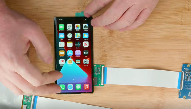 Apple còn chưa ra mắt nhưng thanh niên này đã thử tự chế một chiếc iPhone màn hình gập của riêng mình - Ảnh 2.