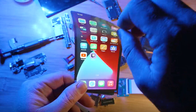 Apple còn chưa ra mắt nhưng thanh niên này đã thử tự chế một chiếc iPhone màn hình gập của riêng mình - Ảnh 3.