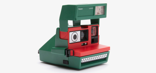 Polaroid hợp tác cùng Lacoste ra mắt bộ sưu tập quần áo và máy ảnh cực độc đáo - Ảnh 2.