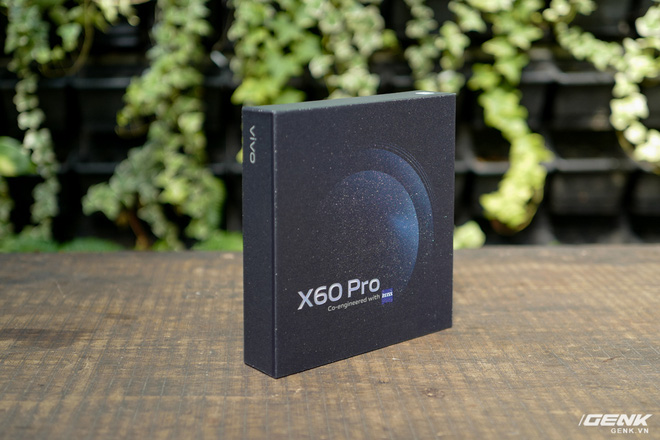 Trên tay Vivo X60 Pro: Thiết kế hiện đại, ống kính hợp tác với Zeiss, thiếu camera tele, chạy Snapdragon 870, chưa có giá bán - Ảnh 1.