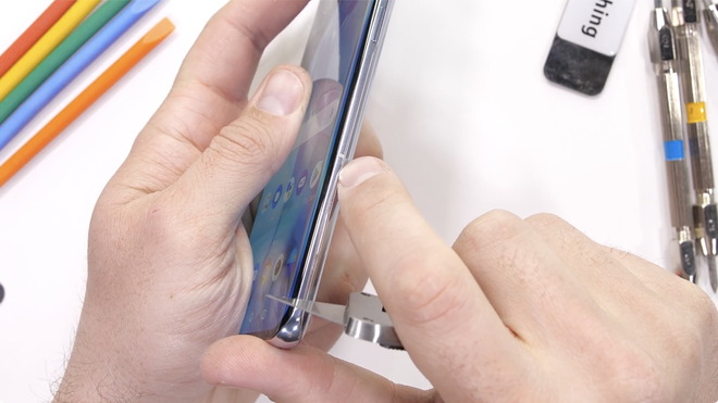 Thử nghiệm độ bền OnePlus 9 Pro: Hoàn thiện cao cấp, khó bị bẻ cong - Ảnh 11.
