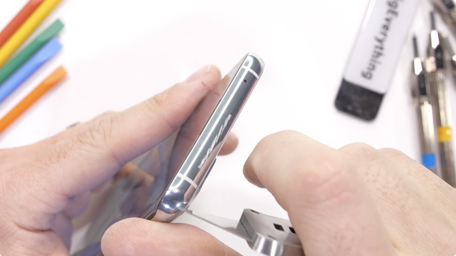 Thử nghiệm độ bền OnePlus 9 Pro: Hoàn thiện cao cấp, khó bị bẻ cong - Ảnh 10.