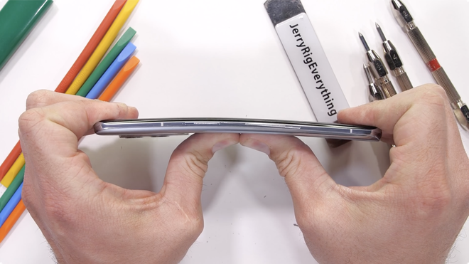 Thử nghiệm độ bền OnePlus 9 Pro: Hoàn thiện cao cấp, khó bị bẻ cong - Ảnh 12.