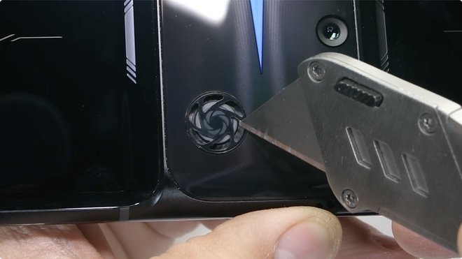 Test độ bền Lenovo Legion Phone Duel 2 và cái kết: Trông thì hầm hố đấy nhưng bẻ nhẹ là gãy! - Ảnh 8.