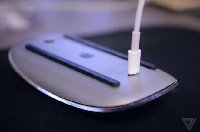 Sau hơn 5 năm, Apple vẫn không thay đổi cách sạc pin “độc đáo” của Magic Mouse - Ảnh 2.