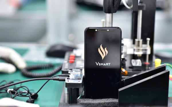 Đóng mảng tivi và điện thoại, nhưng VinSmart vẫn sẽ gia công cho đối tác, sản xuất smartphone xuất ra thế giới - Ảnh 1.