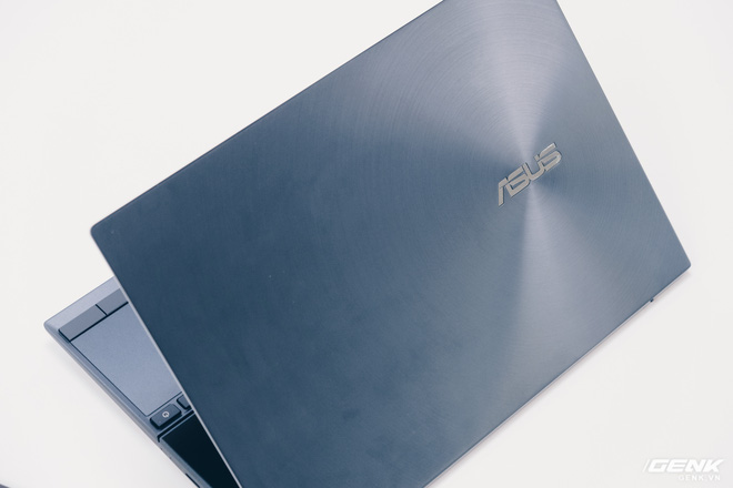Cận cảnh Asus ZenBook Duo 14: Laptop hai màn hình mỏng nhẹ nhất thế giới, giá từ 33.9 triệu đồng - Ảnh 10.