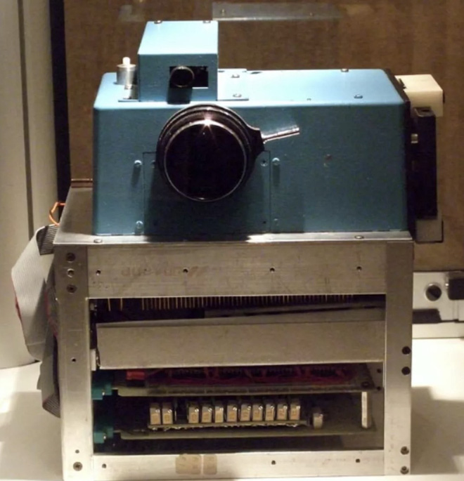Lịch sử của camera kỹ thuật số: Từ nguyên mẫu những năm 70 nặng 4kg đến những chiếc iPhone và Galaxy bé nhỏ nằm trong túi - Ảnh 2.